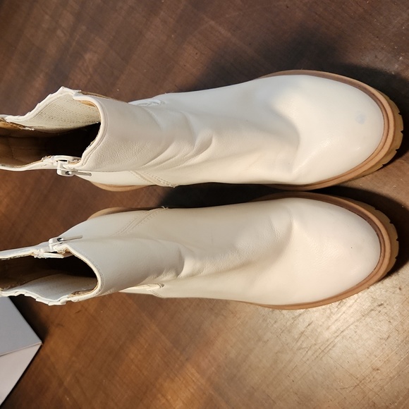 Fashion Boot - Picture 2 of 4